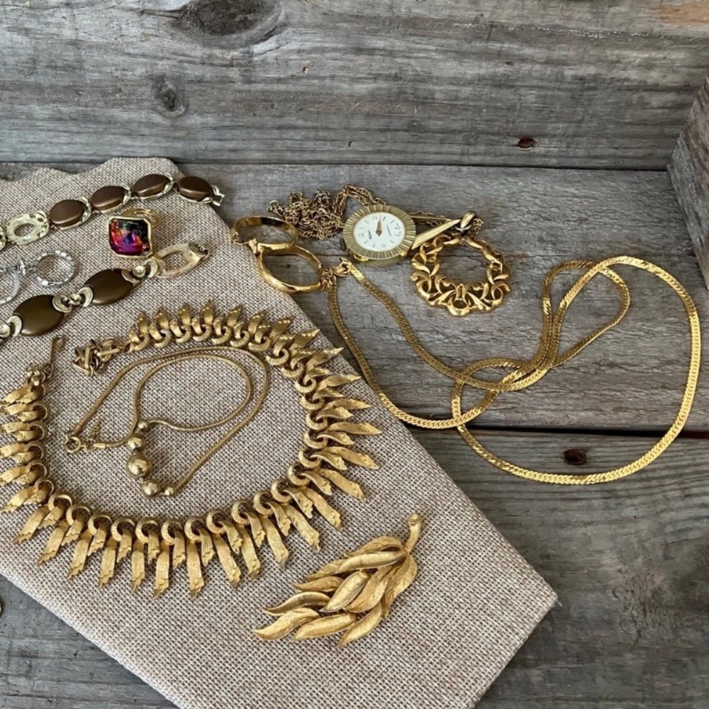 2 LBs Gold & Silver Jewelry Lot~ Necklaces Rings Brooch Bracelet Mostly Wearable - Picture 3 of 6